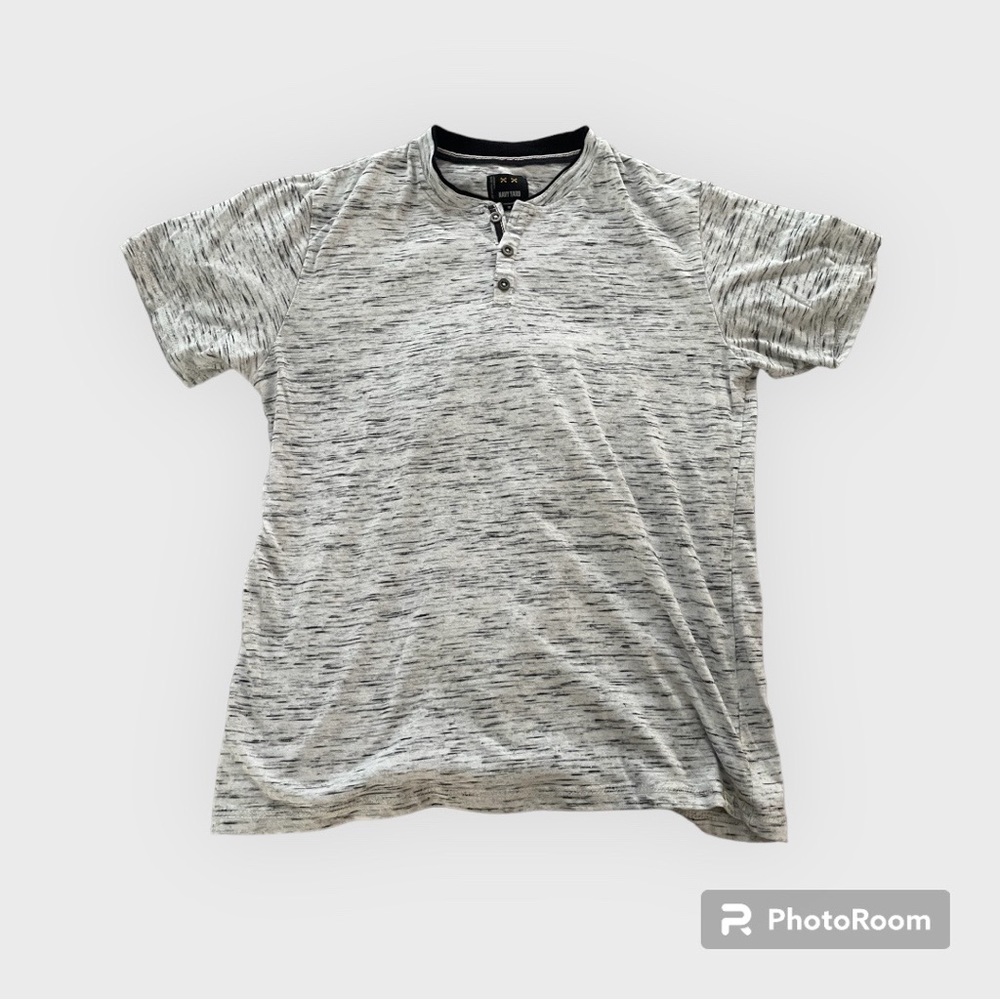 White old navy tee shirt.